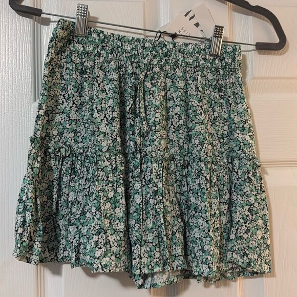 NWT Cute Green Floral ZARA Skort - Drawstring Stretch Waist Size Small Skort - Picture 1 of 3